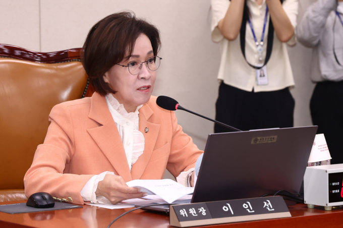 이인선 국회 여성가족위원장이 18일 오전 서울 여의도 국회에서 열린 여성가족위원s회 첫 전체회의에서 인사말을 하고 있다./사진제공=뉴스1