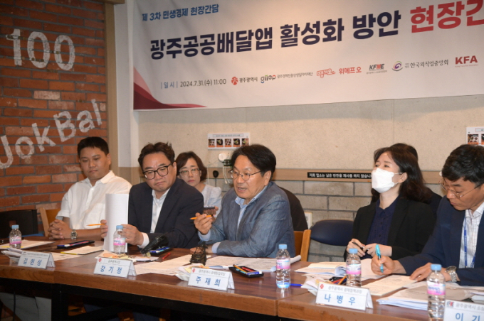 강기정 광주광역시장(왼쪽 세번째)이 31일 오전 광산구 신창동 백족발을 방문하여 티몬‧위메프 사태 긴급 점검 및 배민 중개수수료 인상과 관련 한 우리 시 공공배달앱 활성화 방안을 논의하고 있다./사진=광주시