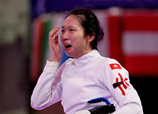 미국 경제매체에 따르면 비비안 콩(홍콩)은 파리올림픽 금메달을 획득해 10억원 이상의 포상금을 지급받게 된다. 사진은 금메달이 확정된 콩이 기쁨의 눈물을 흘리는 모습. /사진=로이터 