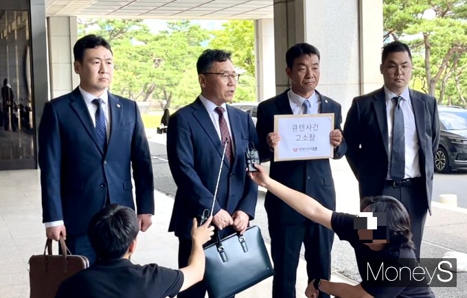 티몬·위메프(티메프)에 입점했던 판매자(셀러)들이 셀러들에게 지급해야 할 자금을 기업 인수 자금으로 이용했다는 의혹으로 구영배 큐텐그룹 대표 등을 고소했다. 지난달 31일 서울 서초구 서울중앙지방검찰청 앞에서 법무법인 대륜 방인태(왼쪽부터), 원형일, 신종수, 정상혁 변호사가 기자회견을 하고 있다. /사진=김서현 기자