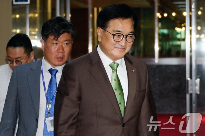 우원식 국회의장이 31일 오후 추경호 국민의힘 원내대표와 박찬대 더불어민주당 원내대표와의 회동을 위해 국회의장실로 향하고 있다. 2024.7.31/뉴스1 ⓒ News1 안은나 기자