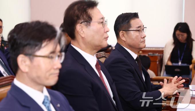 신원식 국방부 장관(오른쪽부터), 박성재 법무부 장관, 오동운 공수처장이 31일 오전 서울 여의도 국회에서 열린 법제사법위원회 전체회의에 출석해 자리하고 있다. 2024.7.31/뉴스1 ⓒ News1 김민지 기자