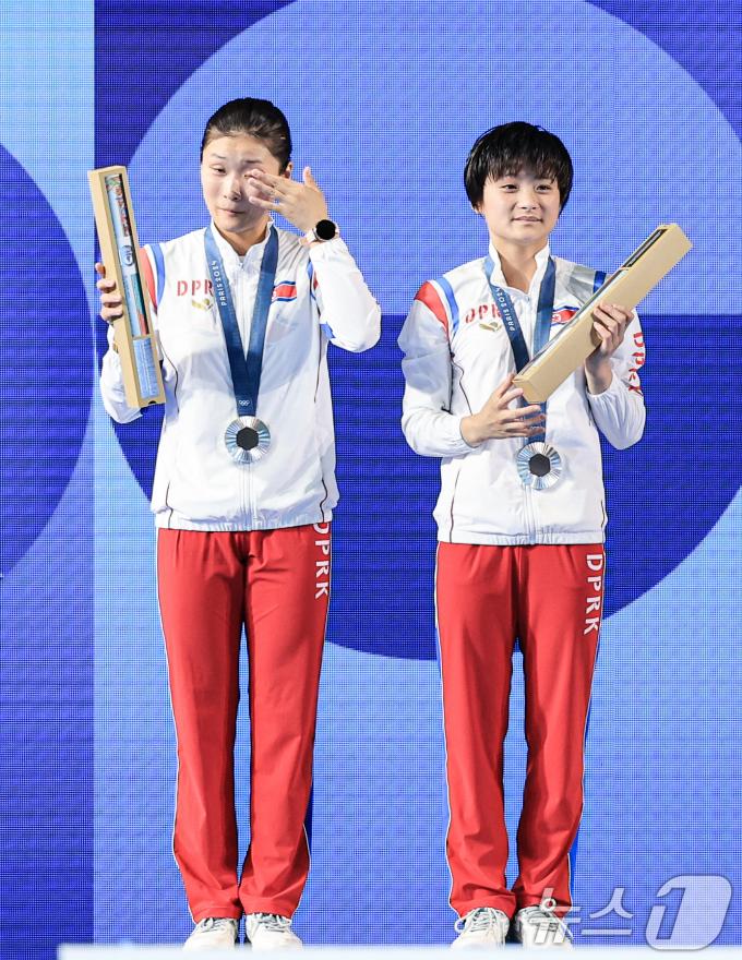 [사진] 北 조진미·김미래 '은메달 감격'