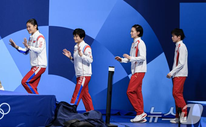 [사진] 시상대 오르는 北 조진미·김미래