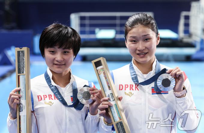 [사진] 北 조진미·김미래 '은메달 손에 들고'