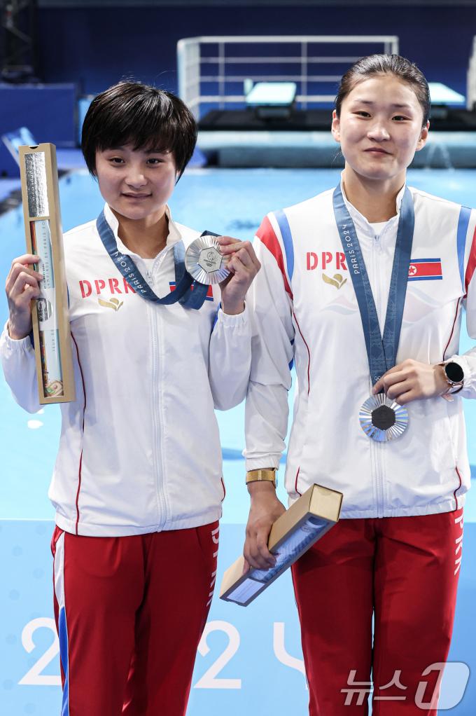 [사진] 北 조진미·김미래 '우리가 해냈다'