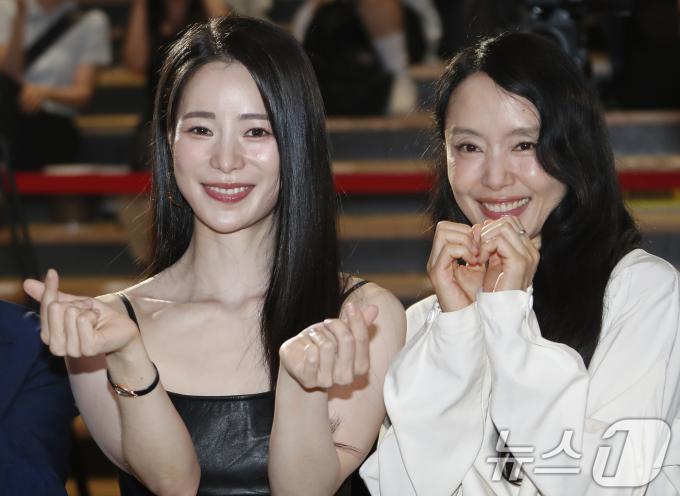 [사진] 임지연·전도연, 여신들의 하트
