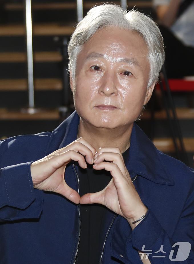 [사진] 김종수, 근사한 하트