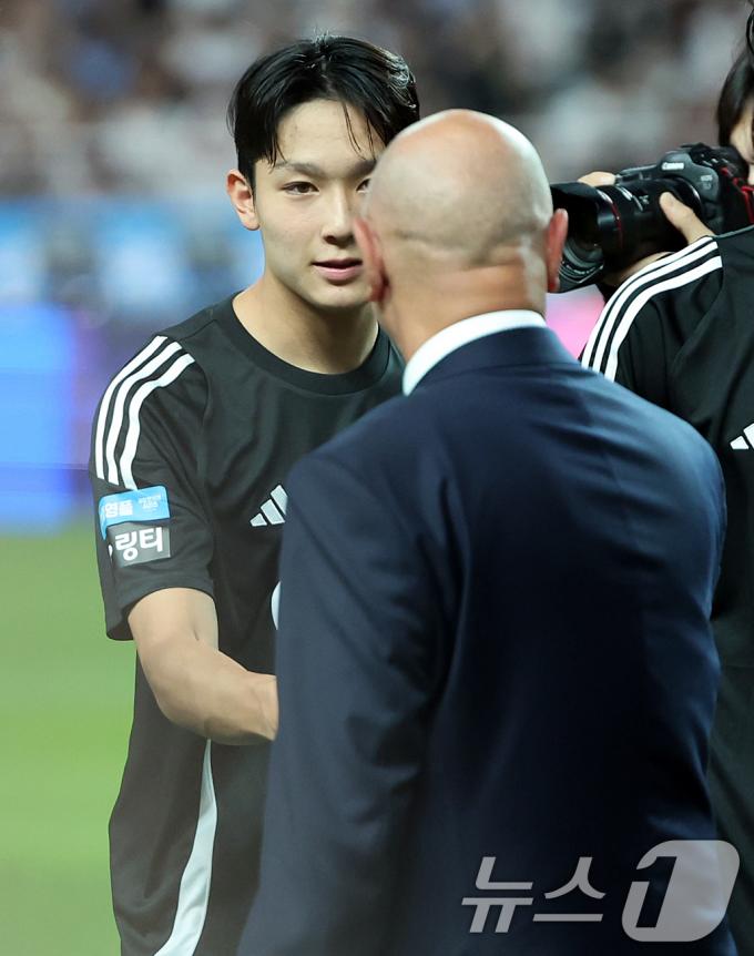 [사진] 레비 회장과 인사 나누는 양민혁