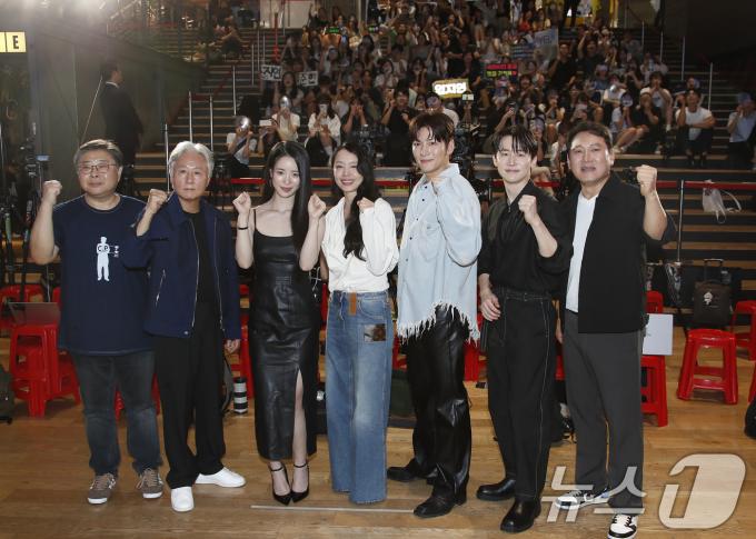 [사진] 팬과 함께 하는 '리볼버' 쇼케이스