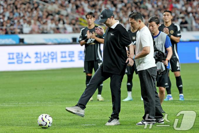 [사진] 시축하는 신영록