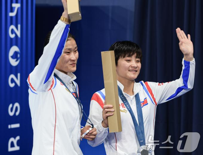 [사진] 시상식 마치고 기뻐하는 北 조진미·김미래
