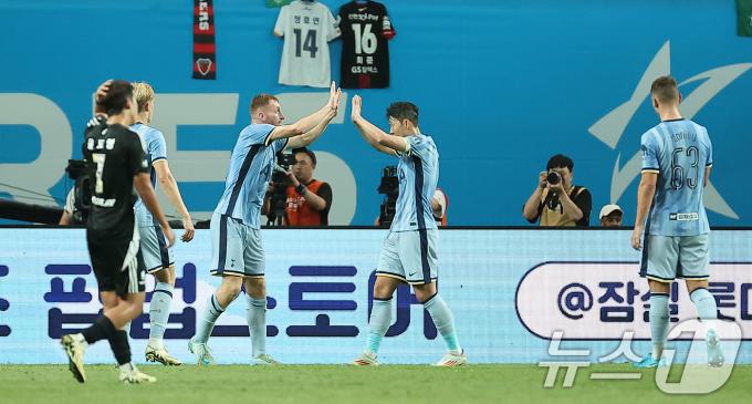 [사진] '선취골' 클루셉스키, 캡틴 손과 기쁨의 하이파이브