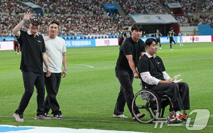 [사진] 오랜만에 그라운드에 선 신영록과 유연수