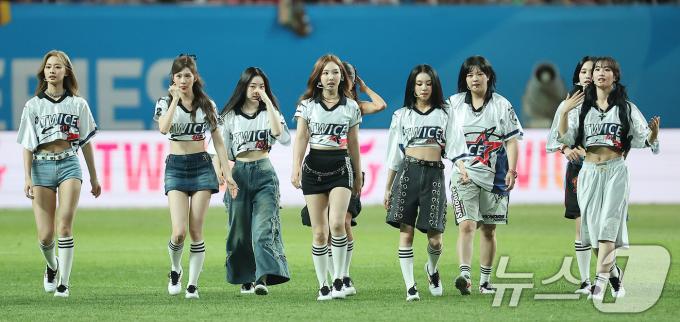 [사진] 상암에 뜬 트와이스!