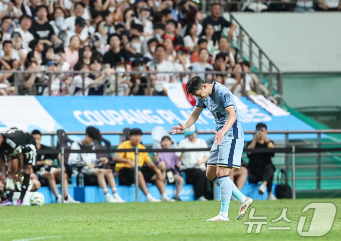 [사진] 관중에게 인사하는 손흥민