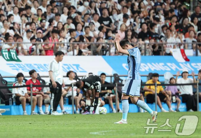 [사진] 관중에게 인사하는 손흥민