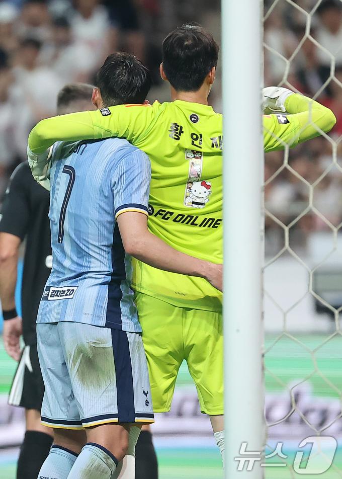 [사진] 손흥민, 황인재와 브로맨스