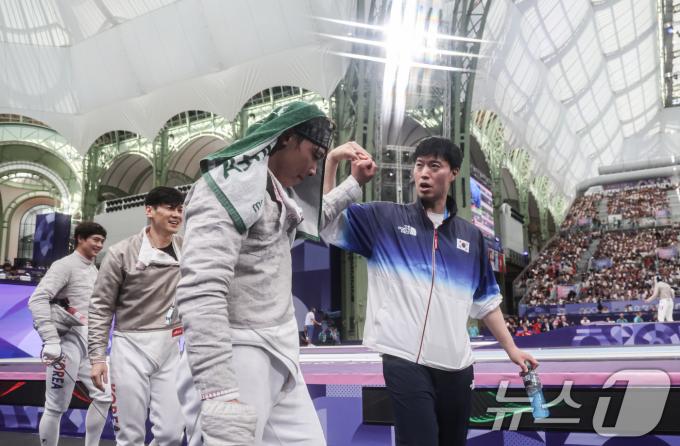 대한민국 펜싱 대표팀 구본길, 오상욱, 박상원, 도경동이 31일(한국시간) 프랑스 파리 그랑 팔레에서 열린 2024 파리올림픽 펜싱 남자 사브르 단체 8강 경기에서 승리한 후 경기장을 나서고 있다. 2024.7.31/뉴스1 ⓒ News1 이동해 기자