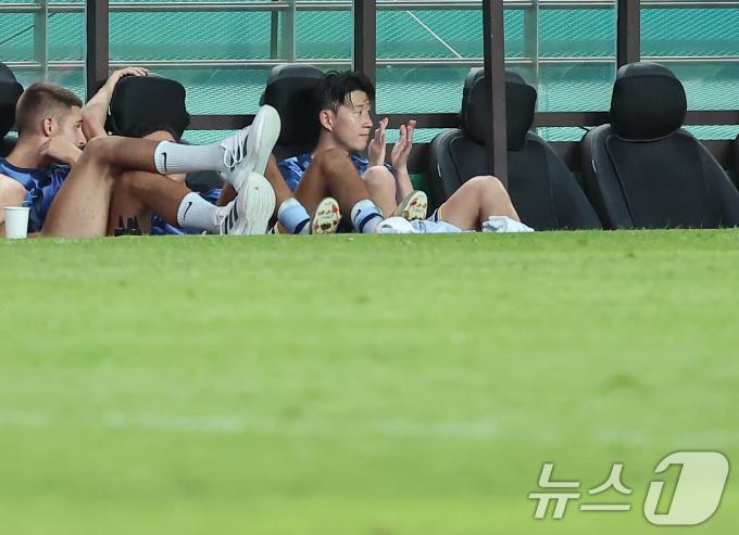 [사진] 경기 지켜보는 손흥민