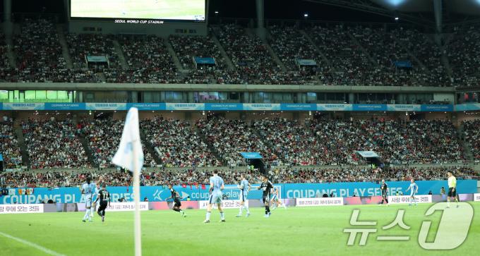[사진] '한 여름밤 뜨거운 축구의 열기