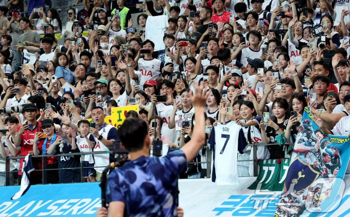 [사진] 축구팬들에게 감사 인사하는 손흥민
