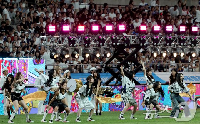 [사진] 토트넘과 팀 K리그 축하공연 펼치는 트와이스