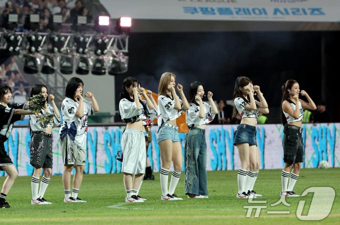 [사진] 공연하는 트와아스