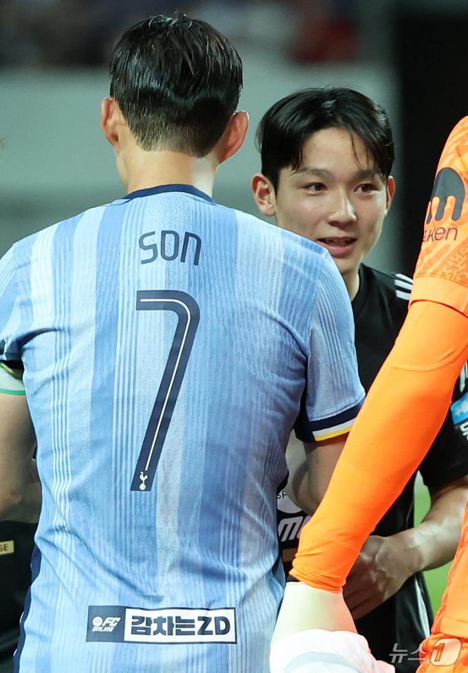 [사진] 양민혁, 손흥민 형과 악수했어요!