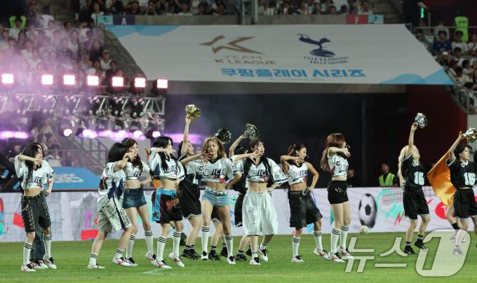 [사진] 축하공연 펼치는 트와이스