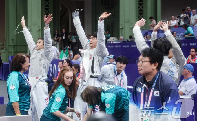 [사진] 펜싱 대표팀 '결승 가자'