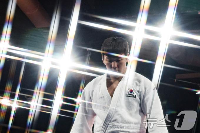 대한민국 유도대표팀 한주엽 선수가 31일 오후 (한국시간) 프랑스 파리 샹 드 마르스 아레나에서 열린 2024 파리올림픽 유도 남자 -90kg 토너먼트 32강 부르키나파소의 카르멜 코네 선수와의 경기에서 승리한 후 경기장을 나서고 있다. 2024.7.31/뉴스1 ⓒ News1 이동해 기자