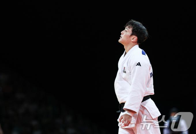 [사진] 경기장 나서는 한주엽 '아쉽다'