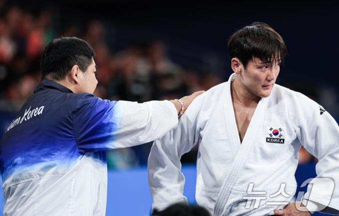 대한민국 유도대표팀 한주엽 선수가 31일 오후(한국시간) 프랑스 파리 샹드마르스 아레나에서 진행된 2024 파리올림픽 유도 남자 -90kg 패자부활전 브라질의 라파엘 마세두 선수와의 경기에서 패배한 후 아쉬워하고 있다. 2024.7.31/뉴스1 ⓒ News1 박정호 기자