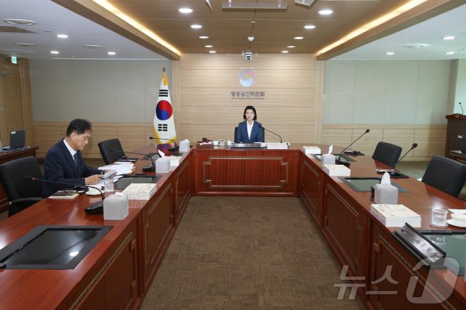 [사진] 이진숙 방통위원장, 공영방송 이사 임명안 의결