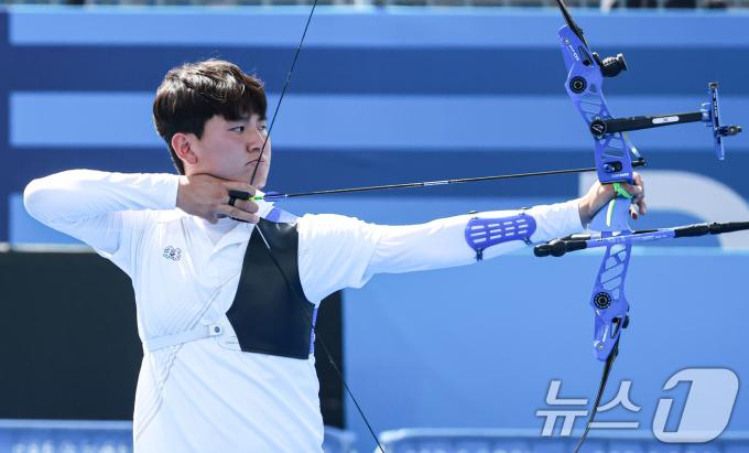 대한민국 양궁대표팀 김제덕이 29일(한국시간) 프랑스 파리 앵발리드에서 열린 2024 파리올림픽 양궁 남자 단체전 준결승 중국과의 경기에서 활시위를 당기고 있다. 2024.7.29/뉴스1 ⓒ News1 박정호 기자