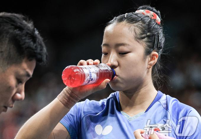 [사진] 목 축이는 신유빈