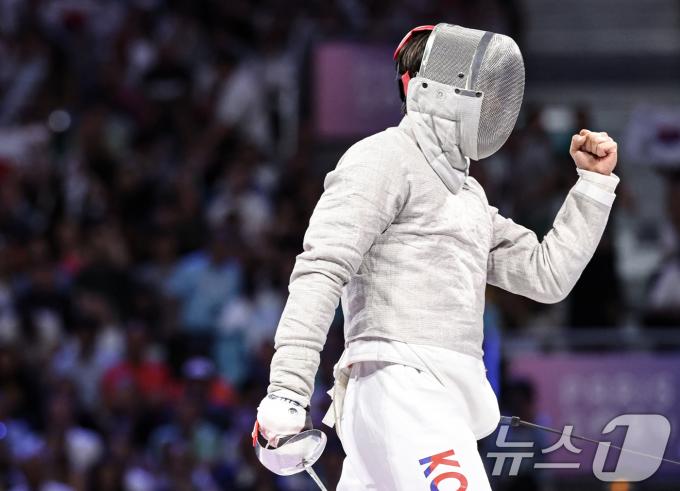 [사진] 주먹 쥔 박상원