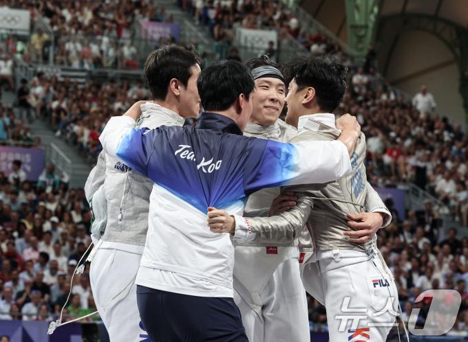 대한민국 펜싱 대표팀 구본길, 오상욱, 박상원, 도경동이 31일(한국시간) 프랑스 파리 그랑 팔레에서 열린 2024 파리올림픽 펜싱 남자 사브르 단체 4강 프랑스와의 경기에서 승리한 후 기뻐하고 있다. 2024.7.31/뉴스1 ⓒ News1 이동해 기자
