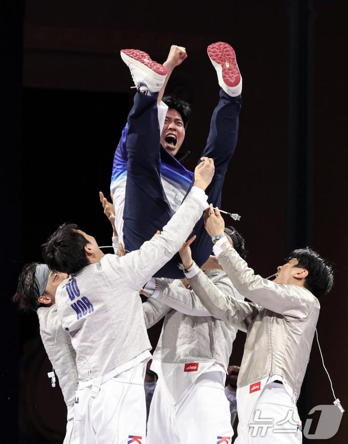 [사진] 펜싱 대표팀 '3연패 달성의 기쁨'