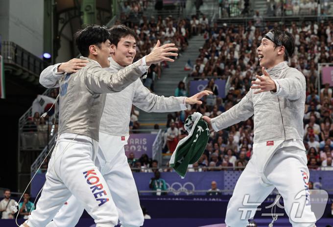 대한민국 펜싱 대표팀 구본길, 오상욱, 박상원, 도경동이 31일(한국시간) 프랑스 파리 그랑 팔레에서 열린 2024 파리올림픽 펜싱 남자 사브르 단체 4강 프랑스와의 경기에서 승리한 후 기뻐하고 있다. 2024.7.31/뉴스1 ⓒ News1 이동해 기자