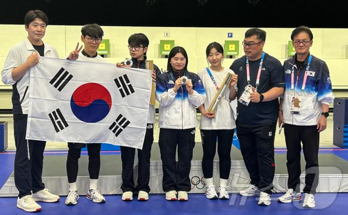 금지현·박하준이 27일(현지시간) 프랑스 샤토루 슈팅 센터에서 열린 2024 파리올림픽 사격 공기소총 10m 혼성 단체 시상식 후 은메달을 목에 걸고 기념촬영을 하고 있다. 2024.7.27/뉴스1 ⓒ News1 문대현 기자