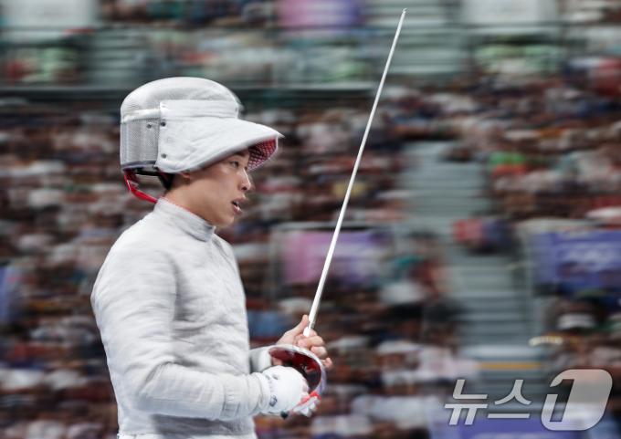대한민국 펜싱 대표팀 박상원이 31일(한국시간) 프랑스 파리 그랑 팔레에서 열린 2024 파리올림픽 펜싱 남자 사브르 단체 4강 프랑스와의 경기에서 자리로 되돌아가고 있다. 2024.7.31/뉴스1 ⓒ News1 이동해 기자