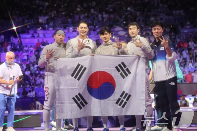 펜싱 남자 사브르 대표팀이 1일(한국시간) 열린 2024 파리 올림픽 단체전에서 우승한 뒤 태극기를 들어보이고 있다. ⓒ News1 이동해 기자