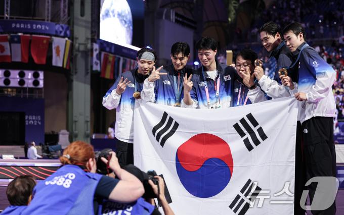 [사진] 취재진에 포즈 취하는 펜싱 대표팀