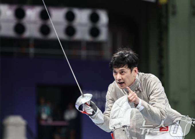 대한민국 펜싱 대표팀 구본길이 31일(한국시간) 프랑스 파리 그랑 팔레에서 열린 2024 파리올림픽 펜싱 남자 사브르 단체 4강 프랑스와의 경기에서 득점에 비디오 판독을 요청하고 있다. 2024.7.31/뉴스1 ⓒ News1 이동해 기자