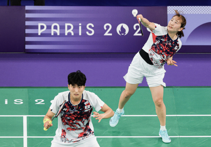 2024 파리올림픽 배드민턴 혼합복식에서 한국 선수들간의 4강전이 성사돼 은메달을 확보하게 됐다. 사진은 김원호-정나은 조가 경기를 치르는 모습. /사진뉴스1