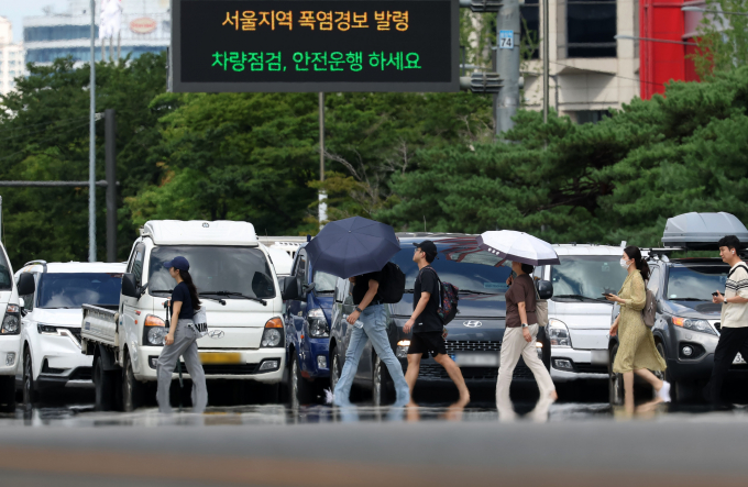 전국적으로 폭염이 지속되자 행정안전부(행안부)가 지난달 31일 오후 7시를 기준으로 폭염 위기 경보 수준을 '심각' 단계로 격상하고 중앙재난안전대책본부(중대본)를 가동하며 총력 대응에 나섰다. 사진은 전국 대부분 지역에 폭염특보가 발효된 지난달 31일 서울 영등포구 여의대로 위로 아지랑이가 피어오르는 모습. /사진=뉴시스