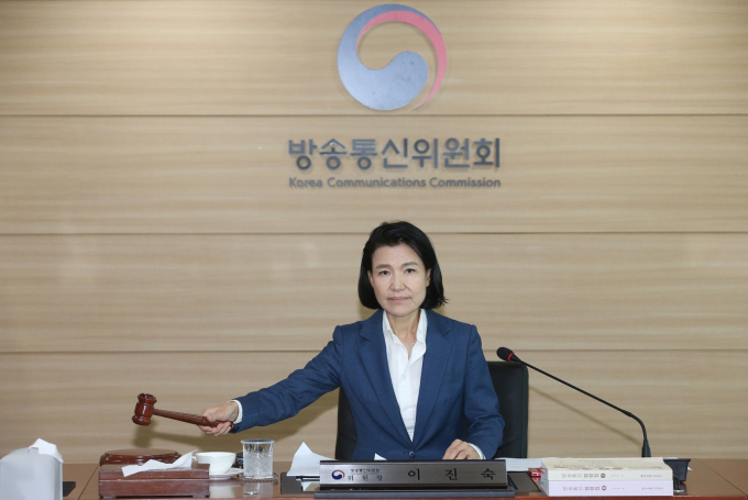 지난달 31일 취임한 이진숙 신임 방송통신위원장이 방송통신위원회 비공개 회의를 열고 한국방송공사(KBS)와 MBC 대주주 방송문화진흥회(방문진) 이사 후보자 선임과 임원 임명을 진행했다. 사진은 이 방통위원장이 지난달 31일 경기 정부과천청사에서 열린 전체회의를 주재하는 모습. /사진=뉴스1(방송통신위원회 제공) 
