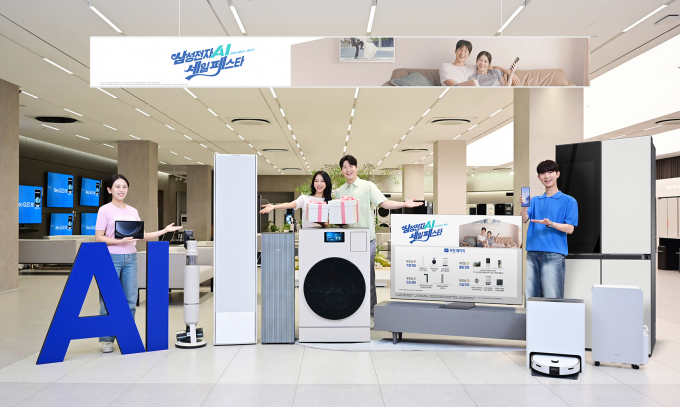 삼성전자 모델이 삼성스토어 대치점에서 '삼성전자 AI 세일 페스타'를 소개하고 있다. / 사진=삼성전자 